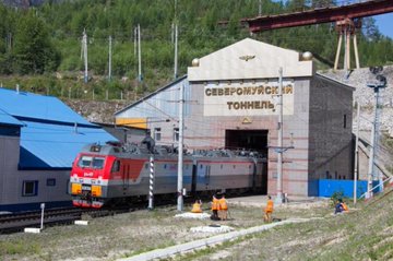 爆炸發生時，一列載有 41 個油箱、 3 個噴氣油箱和 6 輛黑色金屬車廂的火車正通過該隧道，圖為隧道被炸毀前。 圖：翻攝自X帳號「@Acontece_ndo」