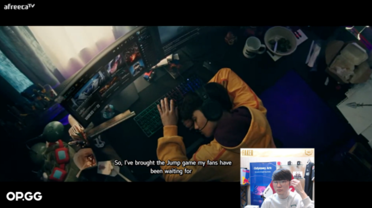 Faker開直播復盤世界賽決賽，其中前導片播放時，Faker看到影片中的玩家開著遊戲睡覺，忍不住說了一句「開著遊戲睡覺太浪費電費了吧」。 圖：翻攝自afreecaTV