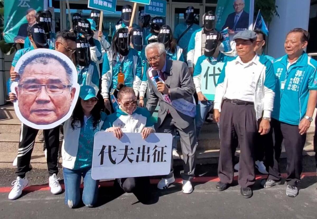 陳乃靜的妻子在高雄選委會前下跪，郭倍宏揚言採取司法抗爭直到放人。 圖:郭倍宏競總/提供（資料照）