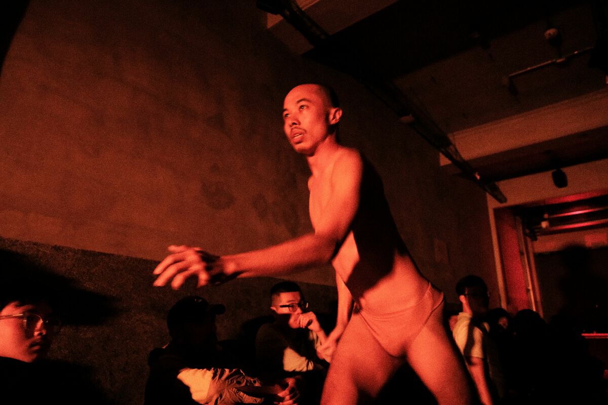 藝術家曾智偉於陽性意志爆炸之夜演出作品。 圖：社團法人台灣感染誌協會／提供