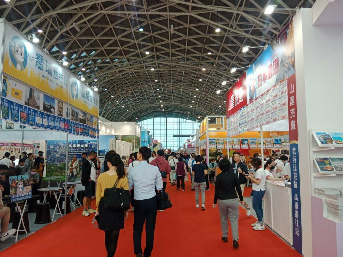 高雄市旅行公會冬季國際旅展吸引民眾搶好康。 圖：孫家銘攝