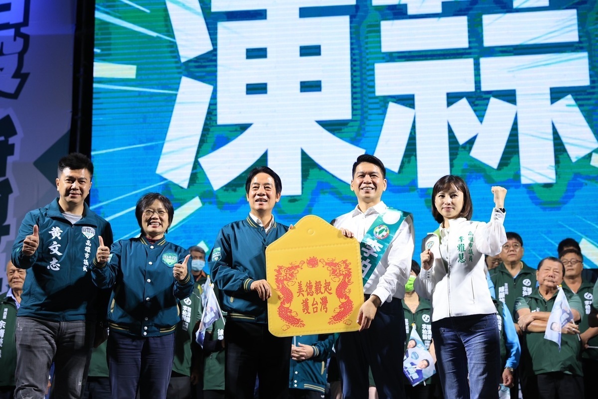 賴清德(中)贈「美德毅起護台灣香火袋」給李柏毅(右二)。 圖：李柏毅競總/提供