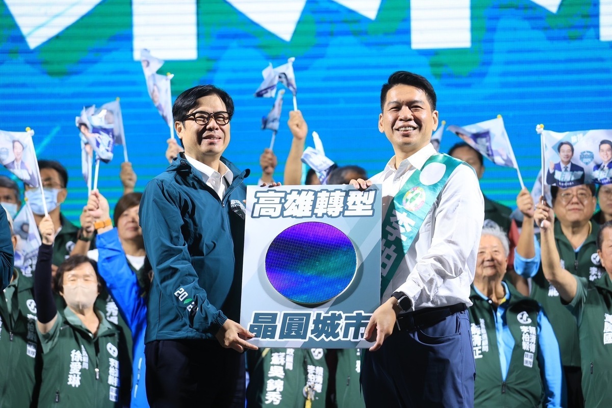 陳其邁(左)贈送李柏毅「晶圓小物」。 圖：李柏毅競總/提供