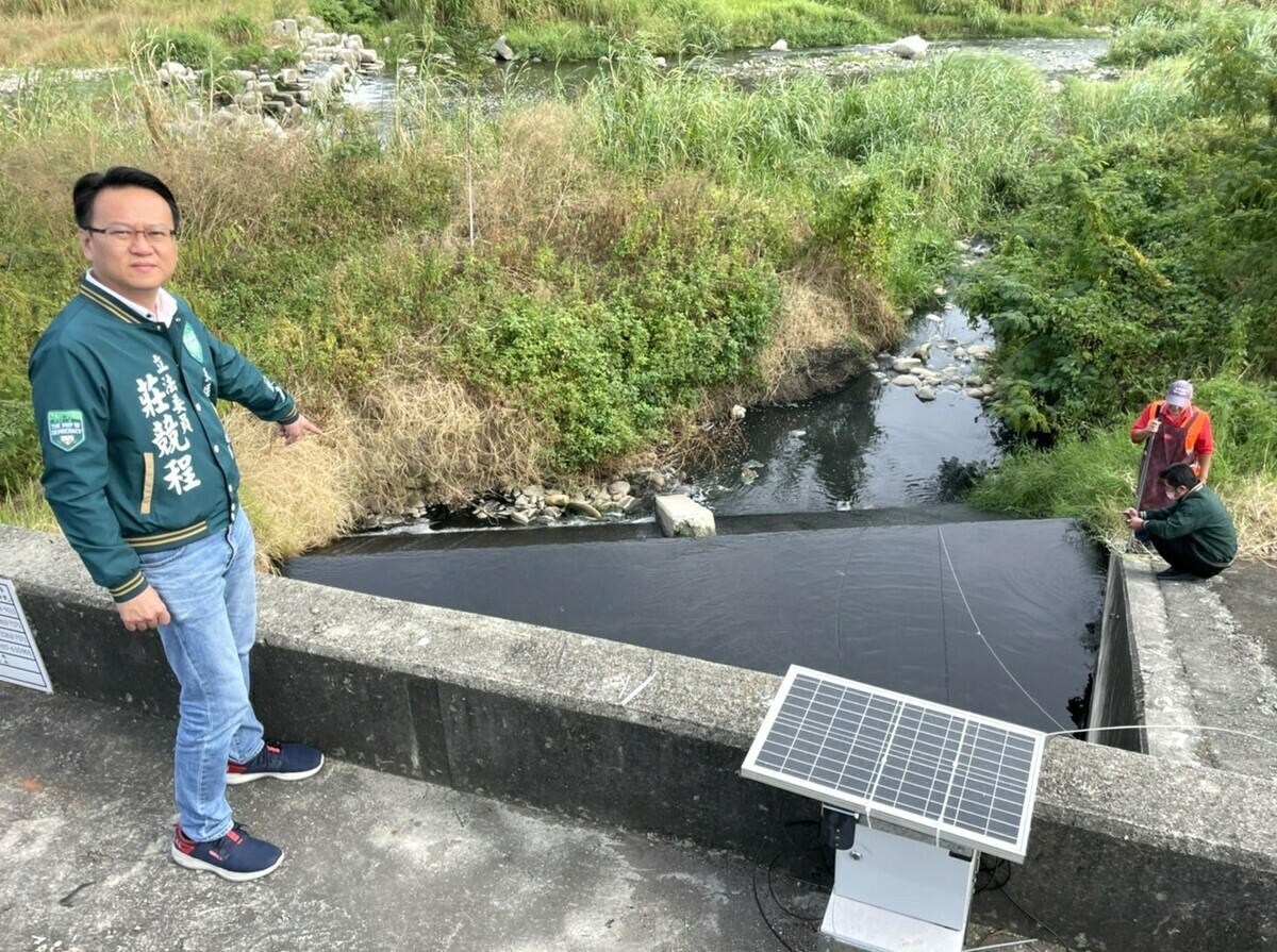 莊競程與團隊近一個多月來努力解決旱溪臭味問題，市府水利局終於啟動，先以投藥或消毒方式，清理水閘口長年沈積的臭污物質。 取自莊競程臉書