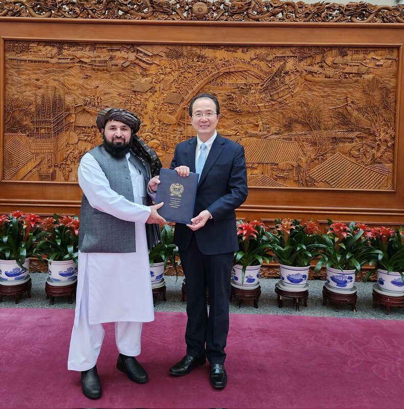 新任阿富汗駐中大使卡里米（Bilal Karimi）11 月底抵達北京，向中國外交部禮賓司司長洪磊遞交到任國書。 圖：擷自「X」@TOLOnews