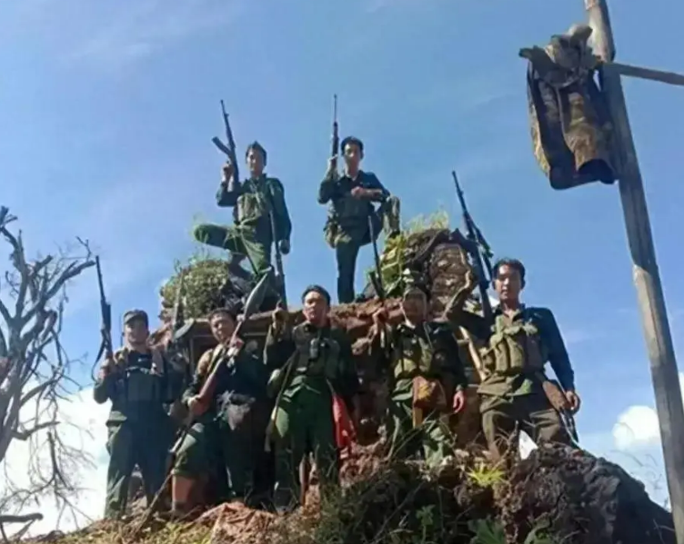 緬甸全國目前有十幾支武裝組織發動了攻擊，各地戰亂四起，緬甸代理總統敏瑞公開呼籲停戰。 圖 : 翻攝自中國騰訊網環球亮亮評