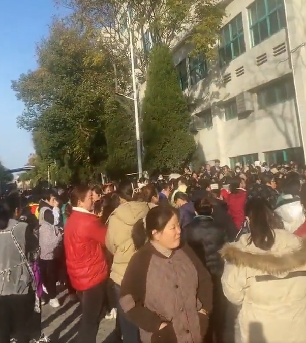 江蘇揚州寶億鞋廠宣佈將於年底關停中國國內工廠，消息一出廠內工人集體罷工抗議。 圖 : 翻攝自@wanjunxieＸ