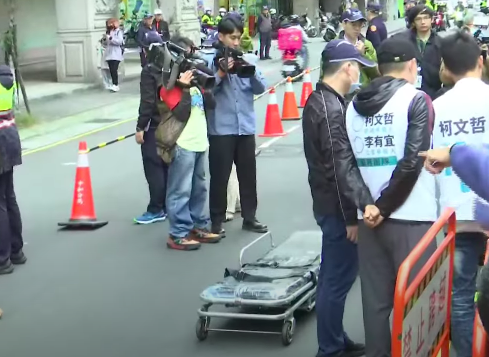 民眾黨立委邱臣遠競辦成立開始前，一名電視台攝影師倒地。 圖：擷自直播畫面