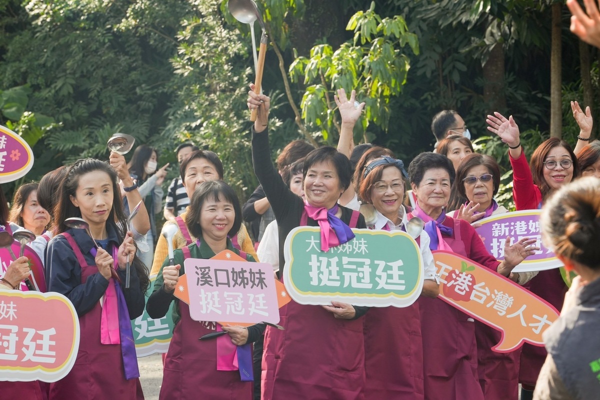 陳冠廷表示，這些家庭主婦平時照顧料理家務，其實才是穩定家庭的最強支柱，每人等同一座堡壘。 圖：陳冠廷競總/提供