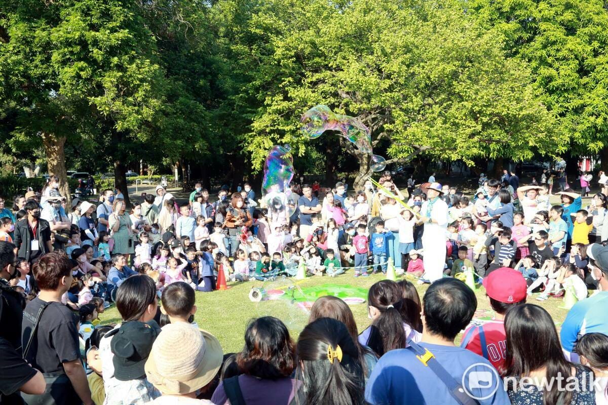 「2024台南市耶誕跨年系列活動」首場親子活動在總爺藝文中心熱鬧登場，帶給現場大小朋友彷彿置身在奇幻童話屋般的歡樂，現場參與人數眾多，氣氛歡樂非凡。 圖：黃博郎／攝