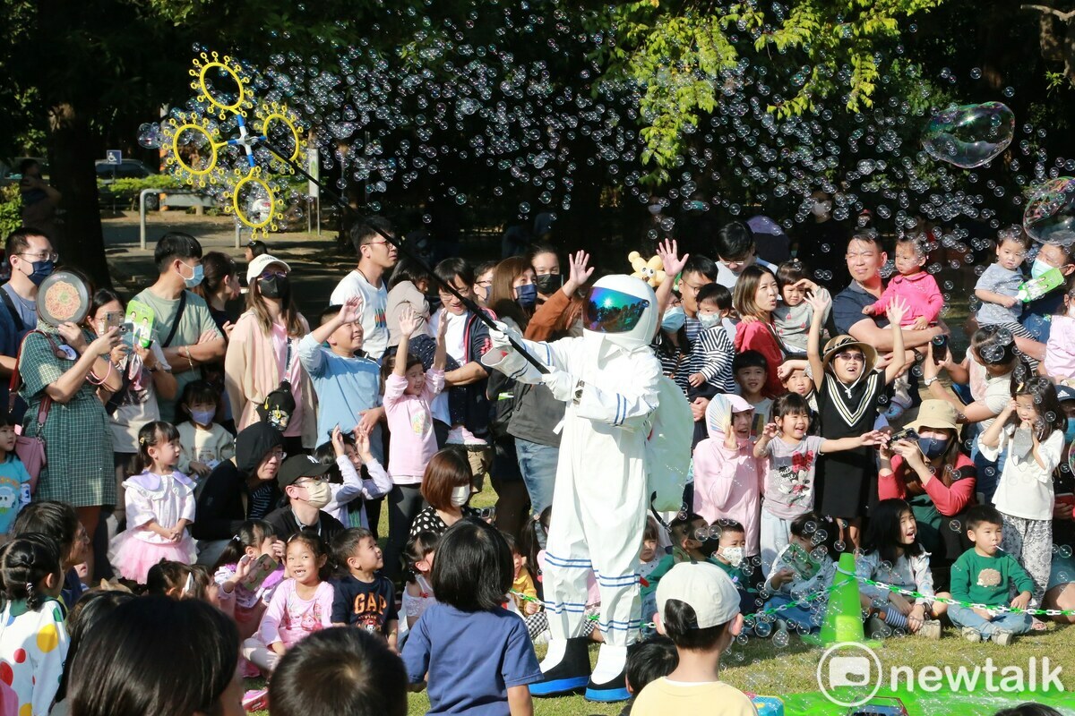 「2024台南市耶誕跨年系列活動」首場親子活動在總爺藝文中心熱鬧登場，帶給現場大小朋友彷彿置身在奇幻童話屋般的歡樂，現場參與人數眾多，氣氛歡樂非凡。 圖：黃博郎／攝