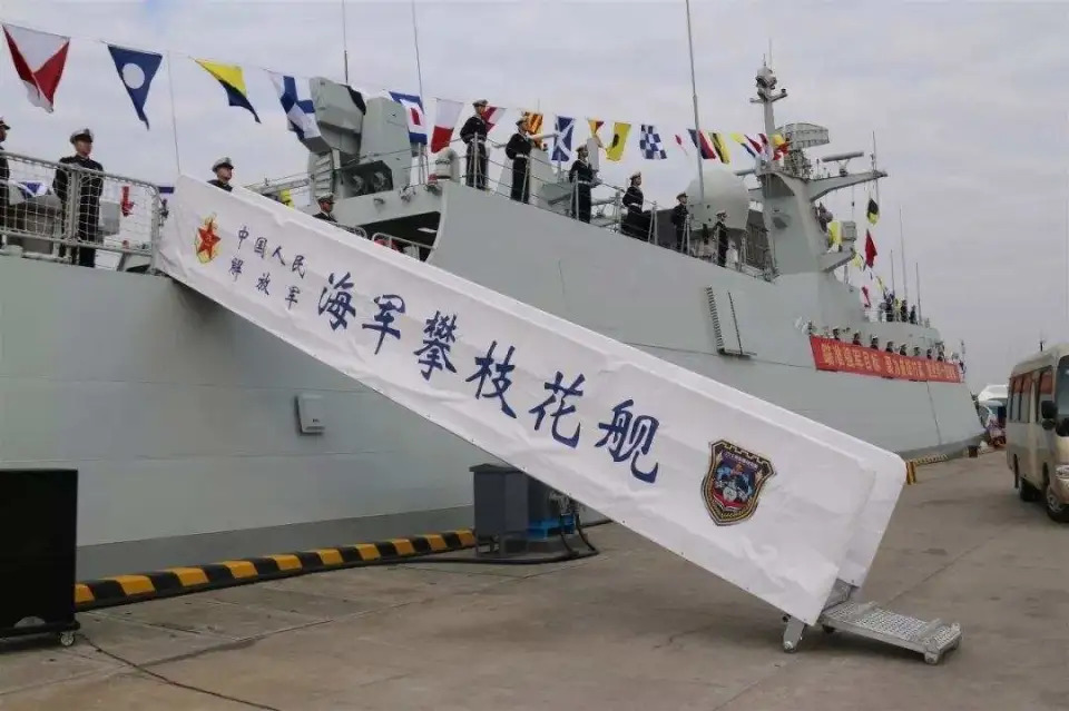 今年 10 月中旬，中國海軍攀枝花艦現身中業島海域巡航，與菲律賓運輸艦發生對峙。 圖：翻攝自騰訊網
