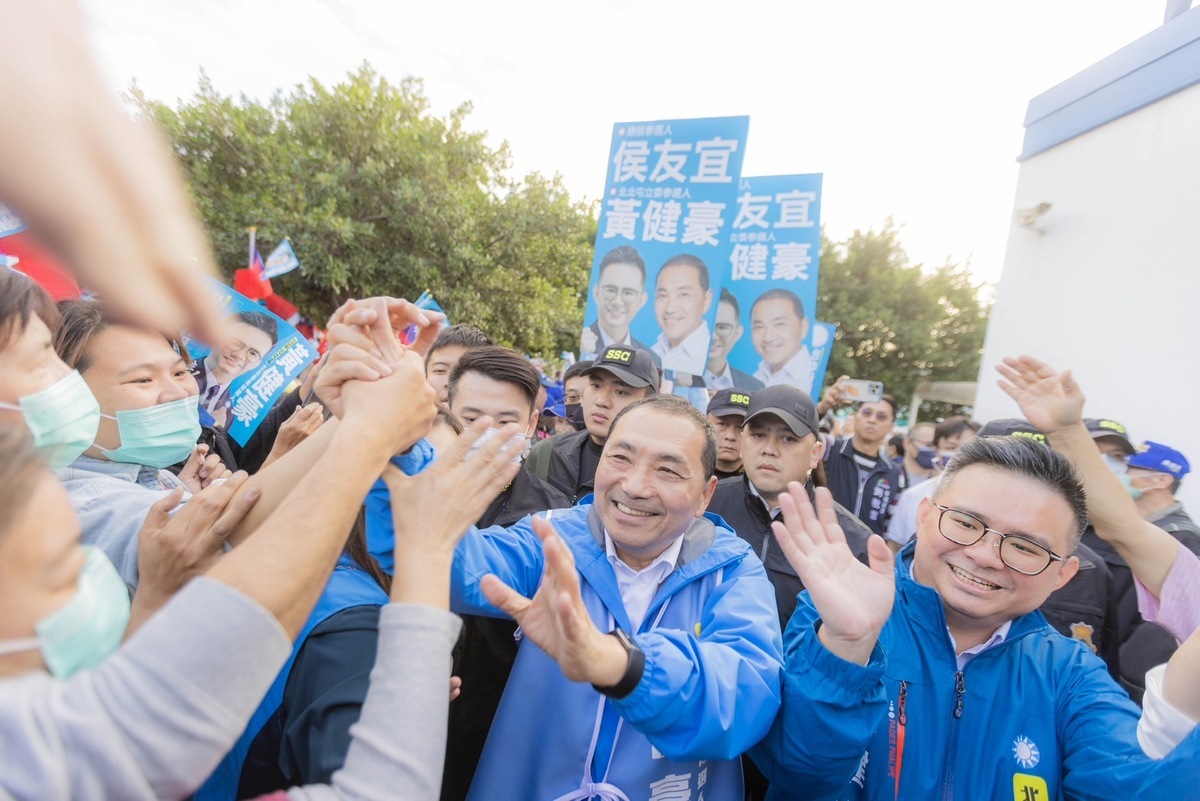 侯友宜與黃健豪一同進場，受到支持者熱烈歡迎。 圖 : 侯友宜競總/提供