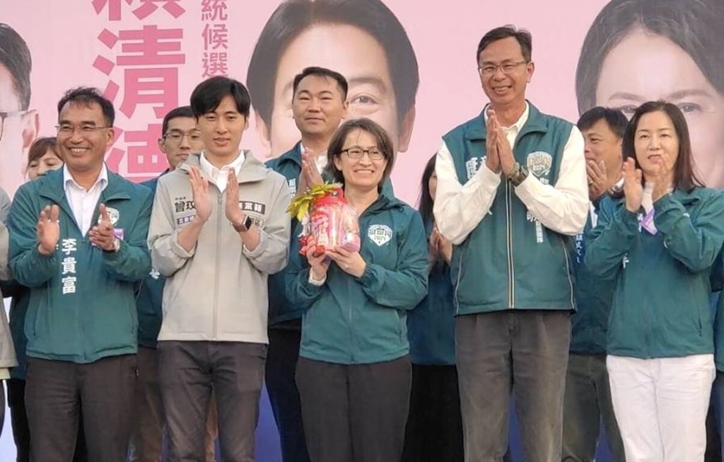 民進黨副總統參選人蕭美琴（前中）2日到苗栗縣為黨籍第1選區立委參選人康世明（前右2），以及和民進黨合作的無黨籍第2選區立委參選人曾玟學（前左2）站台助選。（民眾提供）