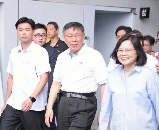台北市長柯文哲（中）今（12）日陪同總統蔡英文（右）視察世大運網球場。 圖：台北市政府/提供