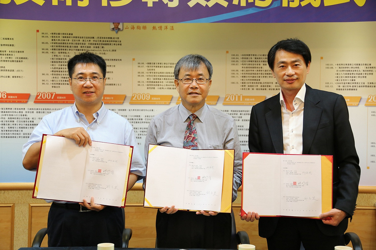 中山大學研發「新型溶液感測器」，可讓使用者如廁便能得知尿液是否正常，知名衛浴設備和成欣業公司董事長邱立堅(右)與中山大學校長鄭英耀(中)及林哲信教授簽約合作，共同開發「智慧馬桶」。 圖：中山大學提供