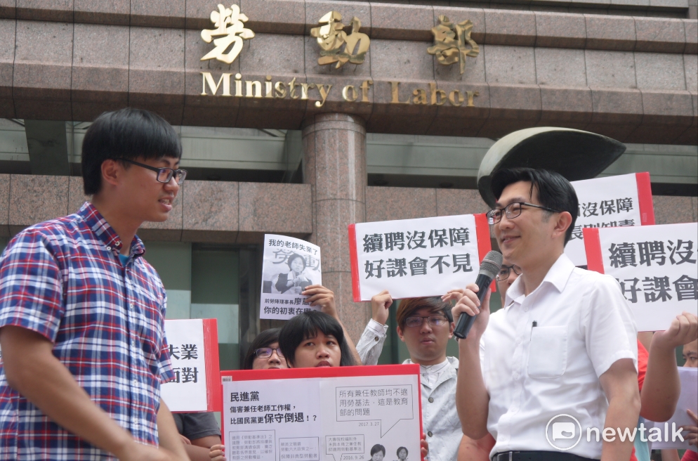 勞動部勞動條件及就業平等司一般權益科科長出面接受陳情與說明。 圖：鍾孟軒/攝