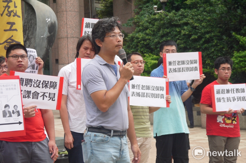 在許多大學兼任課程的教師徐文路表示，各大學都在巧立名目惡意不續聘兼任教師，勞動部應介入處理。 圖：鍾孟軒/攝