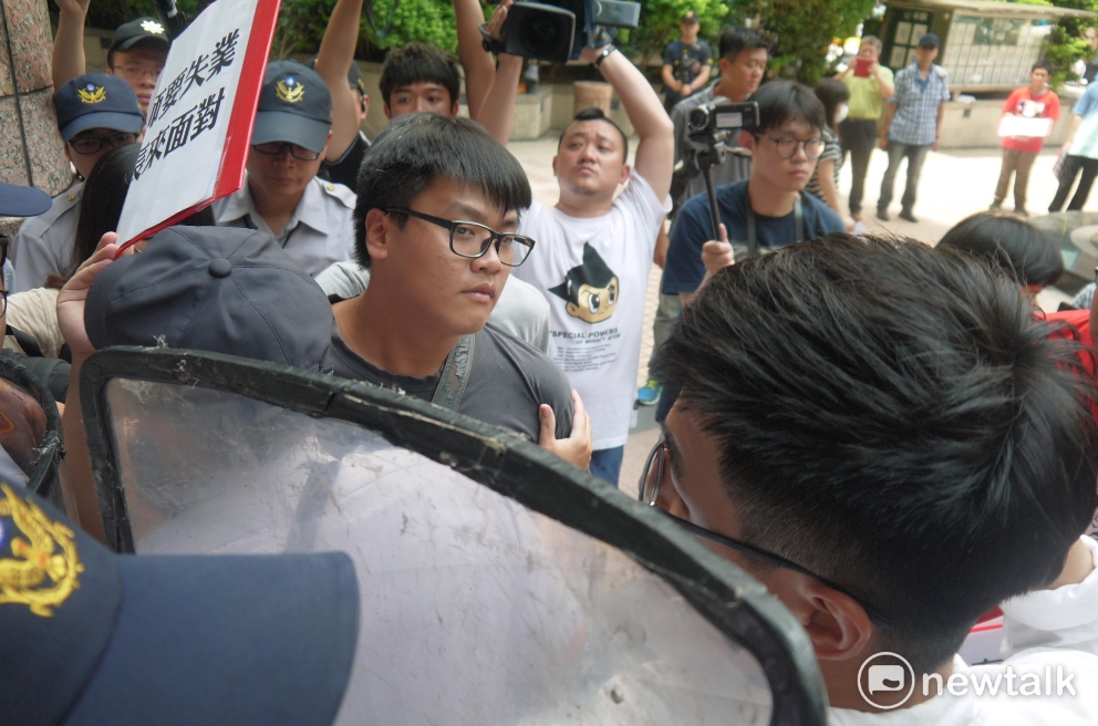 高教工會與學生團體與警方推擠，爆發肢體衝突。 圖：鍾孟軒/攝