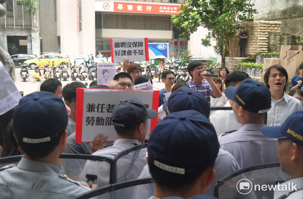 高教工會與學生團體在警方的盾牌前高喊「兼任教師沒保障、表姊部長別卸責」等口號。 圖：鍾孟軒/攝