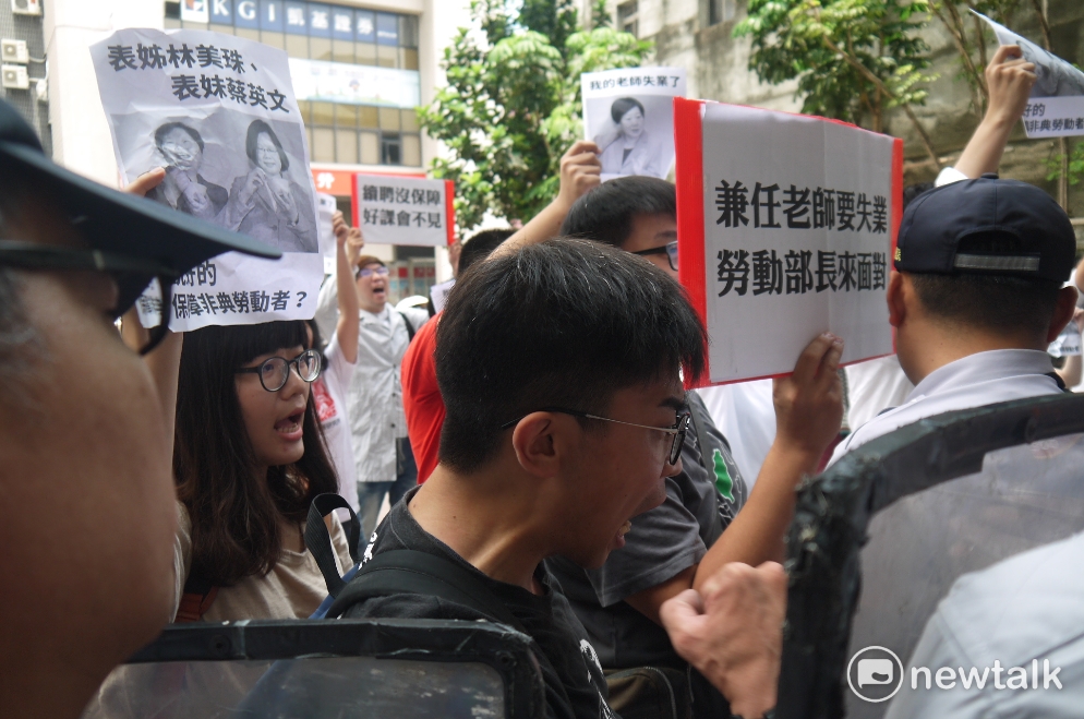 高教工會與學生團體在警方的盾牌前高喊「兼任教師沒保障、表姊部長別卸責」等口號。 圖：鍾孟軒/攝
