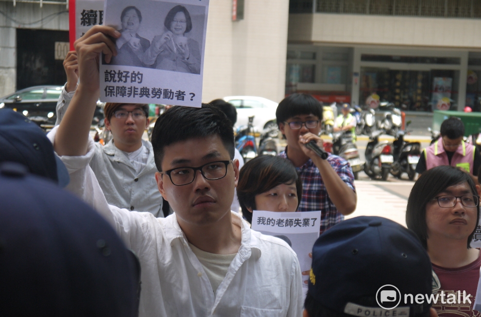高教工會與學生團體在警方的盾牌前高喊「兼任教師沒保障、表姊部長別卸責」等口號。 圖：鍾孟軒/攝