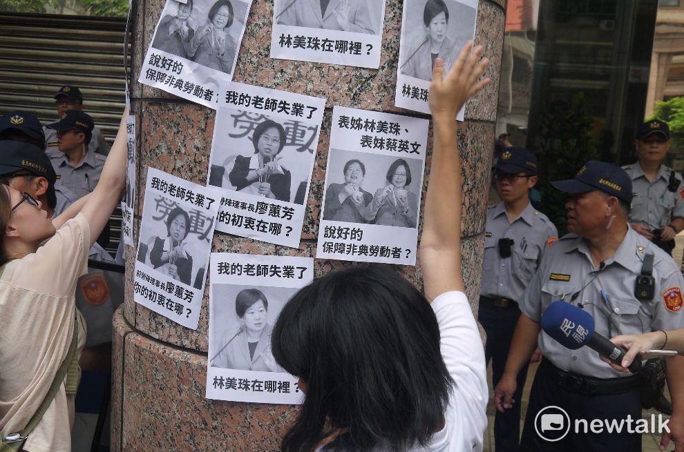勞動部大樓的柱子上貼滿了協尋勞動部長林美珠與次長廖蕙芳的標語。 圖：鍾孟軒/攝