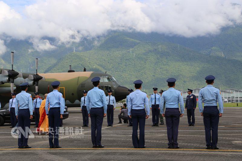空軍出動C-130運輸機，於上午8時載運3人遺體返回松山機場，國軍弟兄沿途行注目禮，目送齊導「最後飛行」
 圖：中央社。