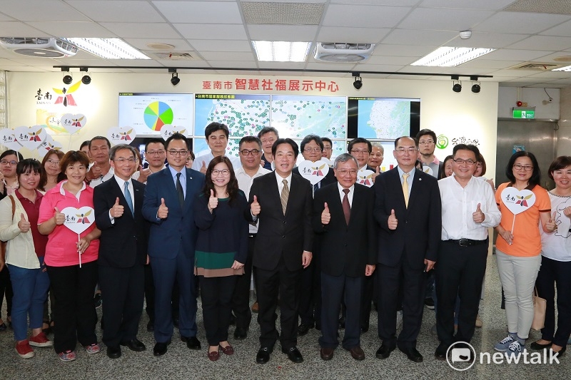 台南市長賴清德等人主持「台南市智慧社福展示中心啟用暨合作意向書簽署儀式」。 圖：黃博郎/攝