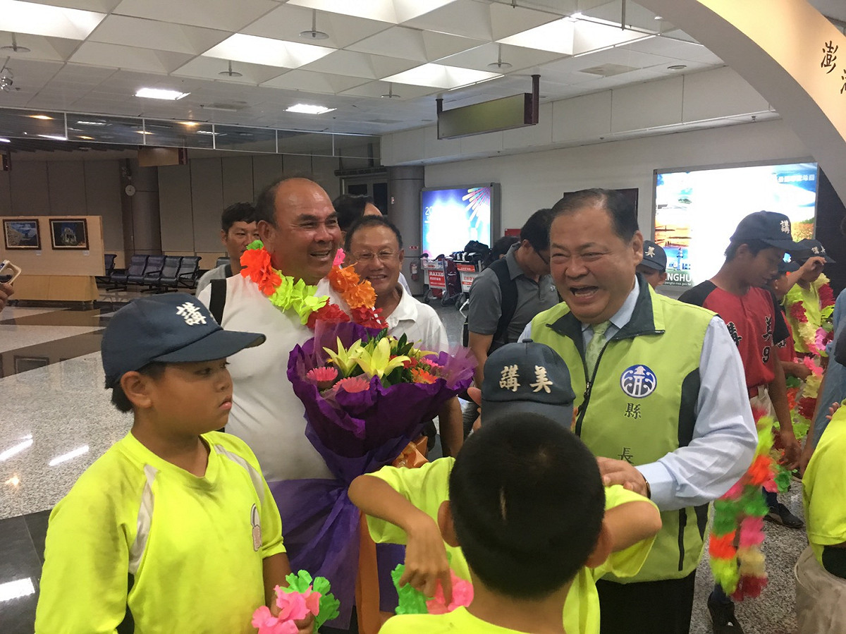 暌違15年，澎湖縣講美國小少棒隊奪得105學年度國小棒球運動聯賽軟式組全國賽冠軍，12日晚間全隊搭機返抵家鄉，受到縣長陳光復等人熱烈歡迎，直呼不簡單！ 圖:澎湖縣政府提供