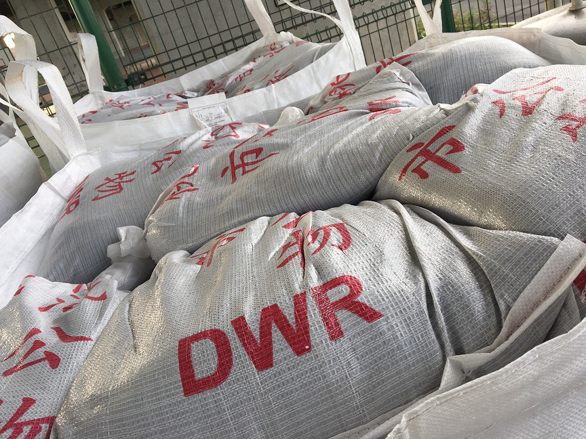 桃園市府水務局已備妥1萬2千個砂包、抽水機126部、防汛鼎塊2,550塊，12日上午10時已發放砂包領取，水務局並呼籲市民做好防汛準備。 圖:桃園市政府提供