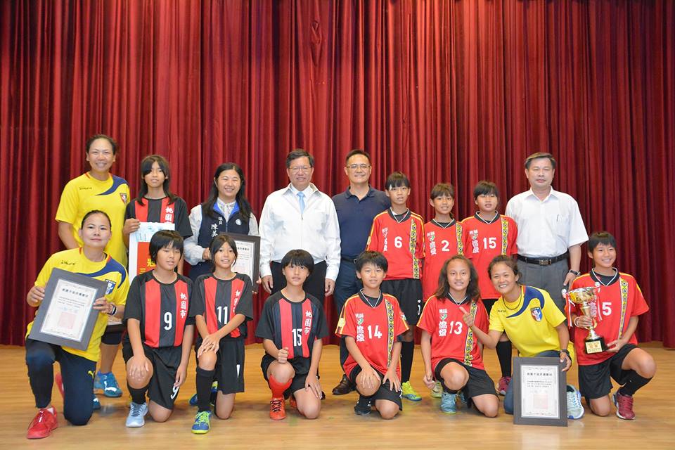 桃園市足球代表隊由僑愛、雙龍、龍安、西門等國小總計12位球員組成，參加「全國少年盃足球錦標賽」，榮獲U12女子組冠軍。. 圖:桃園市政府提供