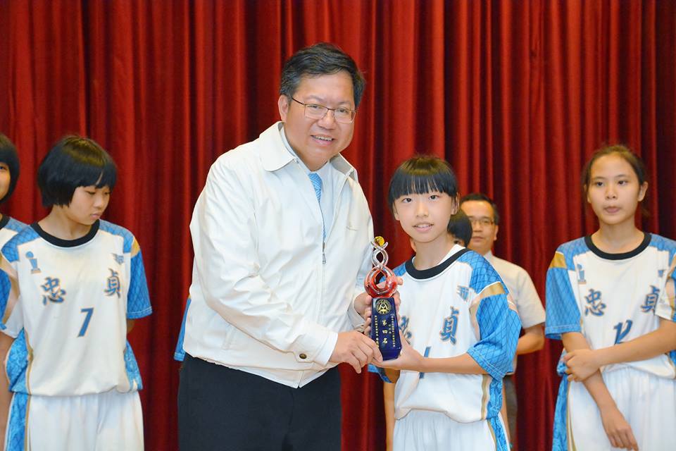 忠貞國小籃球隊十分厲害，常常在全國性比賽得獎，今年首度參加「全國國民小學籃球聯賽」，也榮獲男生組冠軍、女生組殿軍。. 圖:桃園市政府提供