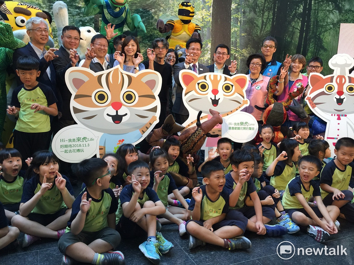 台中市愛彌兒幼兒園搶頭香參觀，「石虎的家」情境屋，林佳龍親自為幼童導覽解說。 圖：王鵬宇/攝
