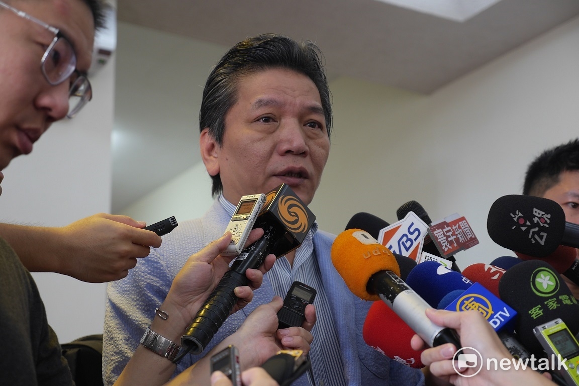 親民黨黨團總召李鴻鈞今天在黨團協商前受訪指出，在兩岸關係上面，最大受益者絕對是「第三國家」，不要再走舊模式，彼此要有對話管道。 圖：趙婉淳/攝