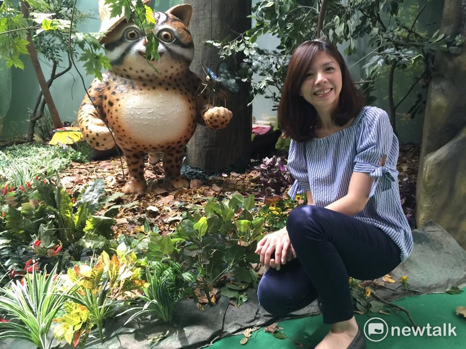「石虎的家」即日起開放參觀，將展出至7月29日，應邀出席的立委洪慈庸，也忍不住擺出優雅的姿勢，與模擬的石虎合影。 圖：王鵬宇/攝