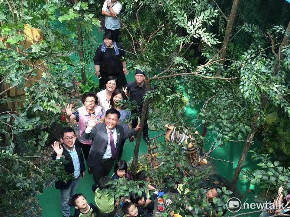 高度有2層樓高情境屋，中間天花板是簍空，登高俯瞰，可以窺石虎的家之全貎。台中市長林佳龍、立委洪慈庸、台中市新聞局長卓冠廷。 圖：王鵬宇/攝