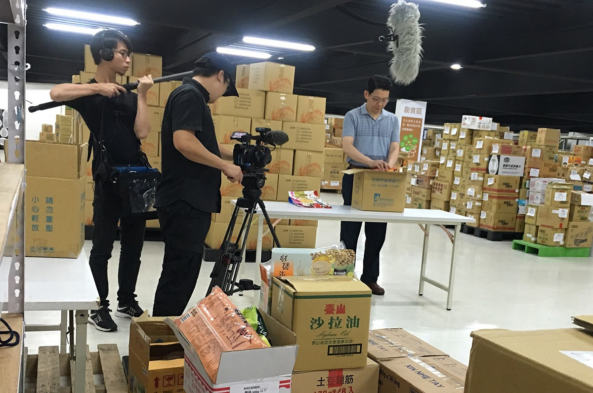 導演周文欽正在協助「安得烈食物銀行」拍攝公益影片。 圖：新北市政府/提供