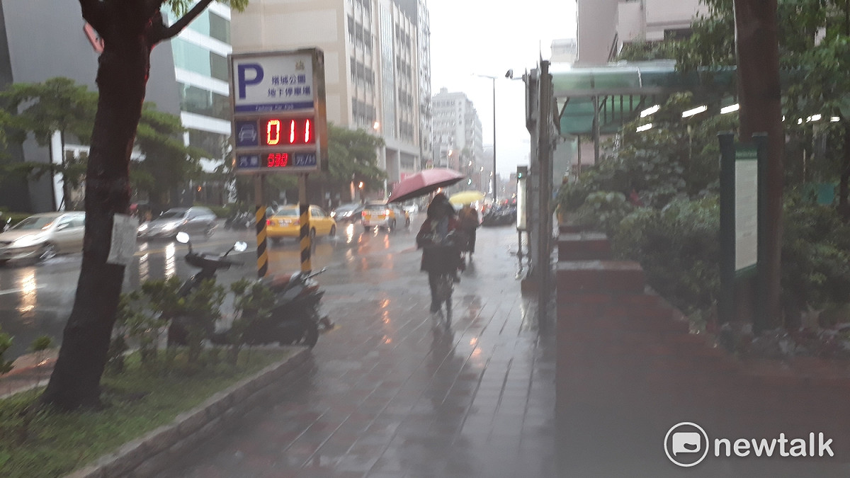 氣象局提供最新氣象情資，颱風路徑較預測偏北，氣象局預報今(29)日宜蘭、花蓮將籠罩暴風半徑內，山區雨勢風力於下午將逐漸增強，已有不少縣市下午達停班停課標準。 圖：新頭殼資料照片