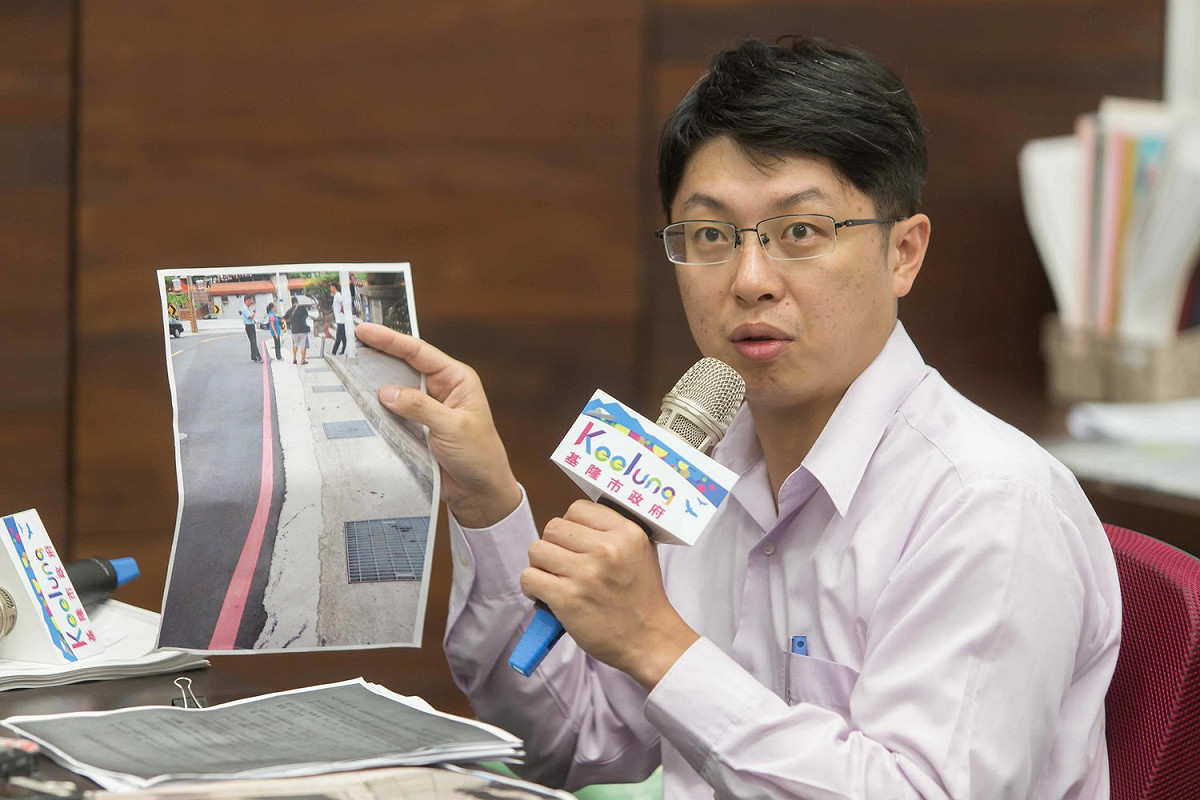 針對基隆市立德路上水溝被質疑是「假的」，基市府工務處代理副處長簡翊哲澄清。 圖 : 基隆市政府/提供