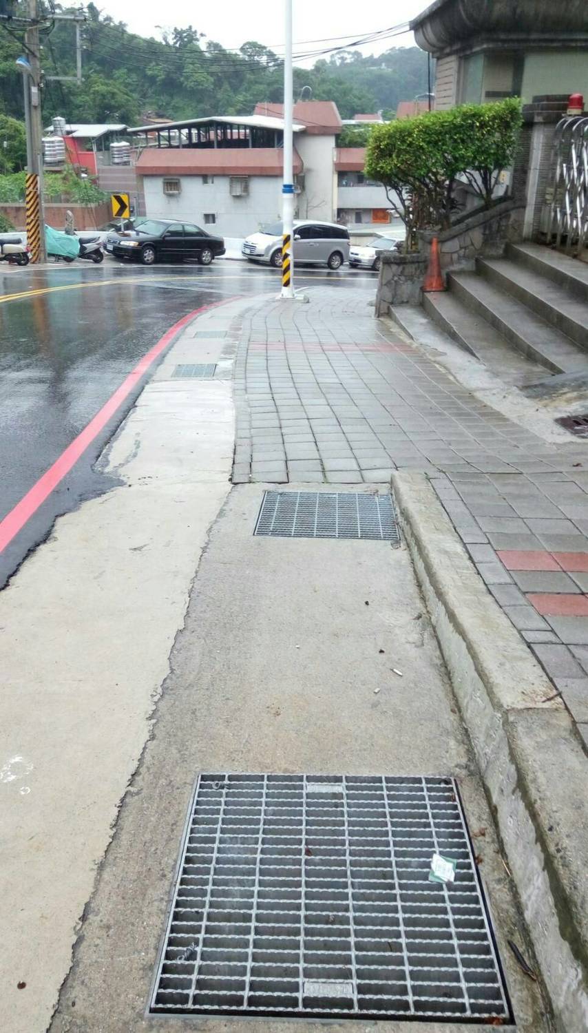 基隆市政府工務處今（13）日表示，該處上下方水溝屬不同排水系統，但水溝是通的，並非所說是假水溝，至於不通順地方，後續工程進行修順。 圖 : 基隆市政府/提供