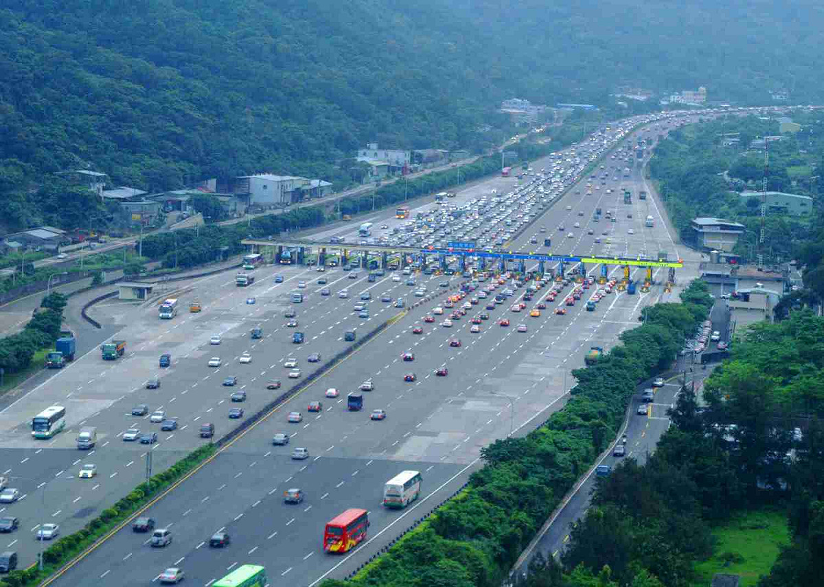 高速公路總局提醒，開亮大燈，能見度不佳時，再啟亮危險警告燈，以提醒後方來車，並應保持較長的跟車距離，小心駕駛並避免變換車道。 圖：新頭殼資料畫面