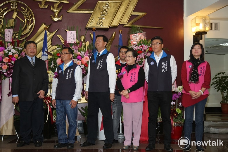 國民黨新北市議會黨團幹部，有林國春、陳明義及陳儀君將搶攻中央委員。左起為議長蔣根煌、黨團書記長黃永昌及3位副書記長林國春、楊春妹、陳明義，以及財務長陳儀君。 圖：王峻昌／攝