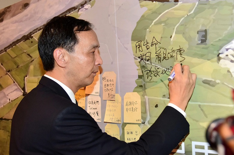 新北市長朱立倫今(13)日出席《看見台灣》電影特映會，在追思板上寫下對導演齊柏林的感謝。 圖：新北市政府網站