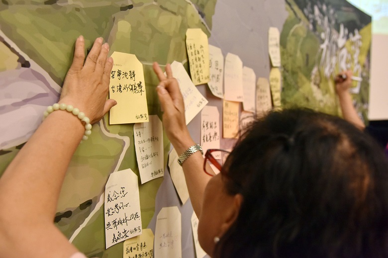 觀影民眾在追思板上寫下導演齊柏林對台灣付出的肯定。 圖：新北市政府網站
