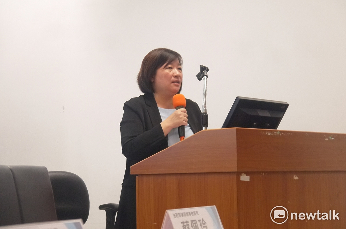 由於民進黨總召柯建銘因故無法出席研討會，由立法委員柯建銘辦公室主任蔣念祖代為出席演講。 圖：鍾孟軒/攝