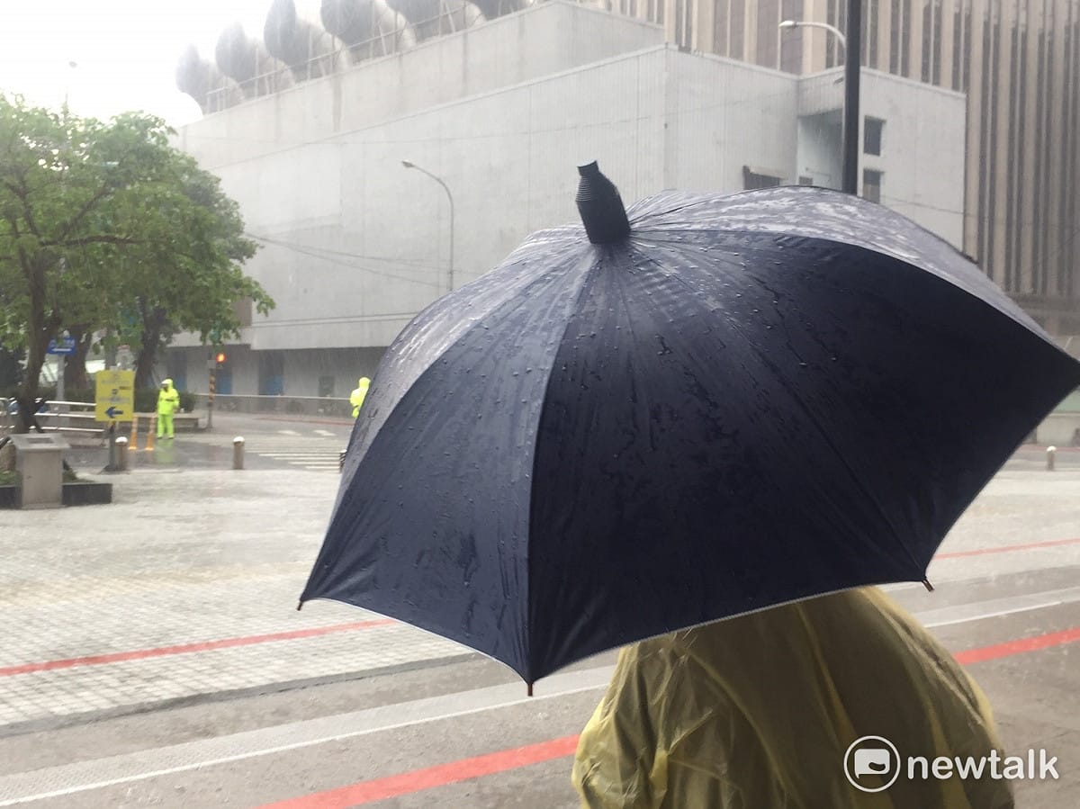 氣象局今日發布豪雨特報，共計有16個縣市受到影響。 圖：陳奕／攝