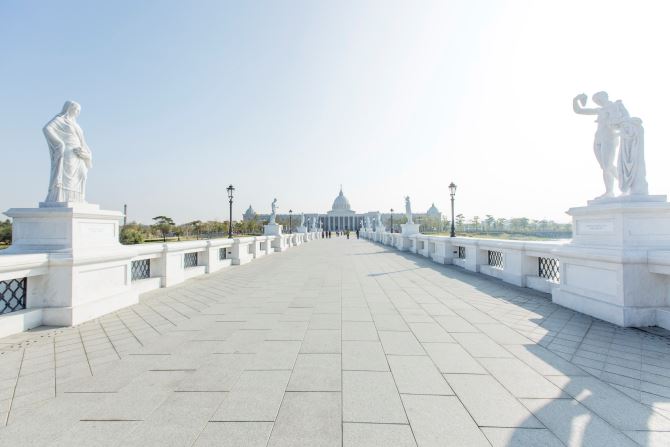 奇美博物館的白色建築、雕像與橋梁設計，讓人誤以為走進歐洲 圖：台南市政府觀光旅遊局提供