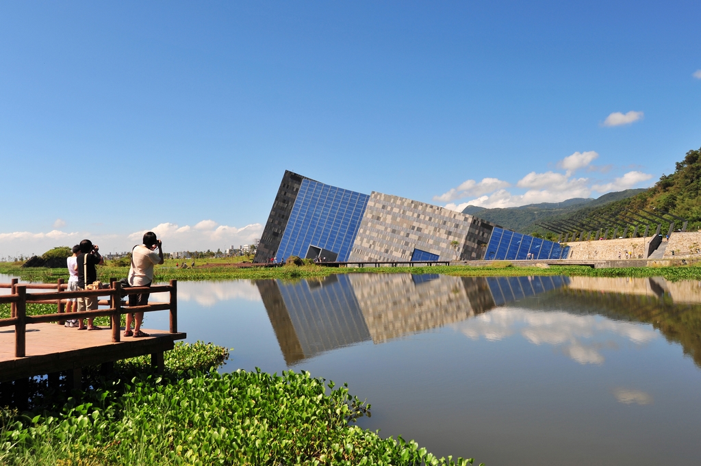 蘭陽博物館的建築設計有大地、山、平原、海結構的隱喻 圖：交通部觀光局提供