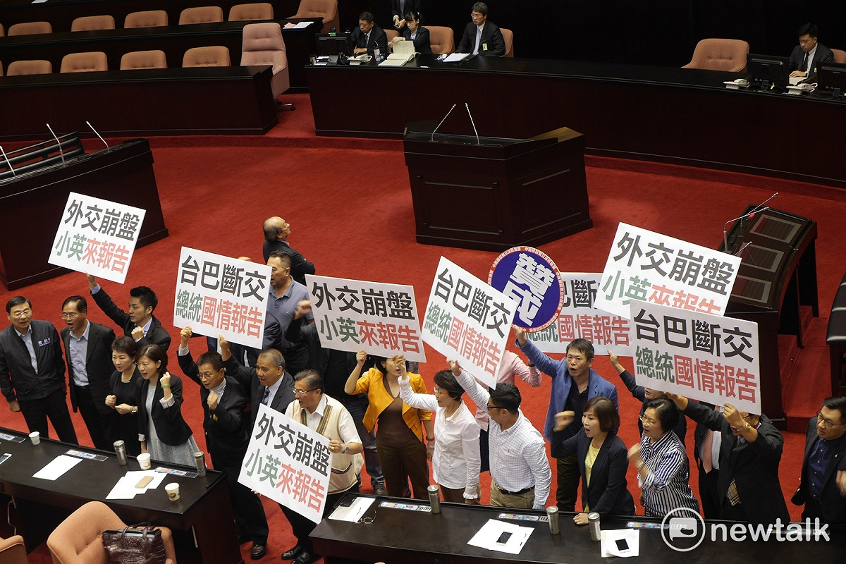 國民黨團提案遭否決，藍委們議場內高喊「台巴斷交，總統報告」、「外交崩盤」，然後退席抗議。 圖：趙婉淳/攝